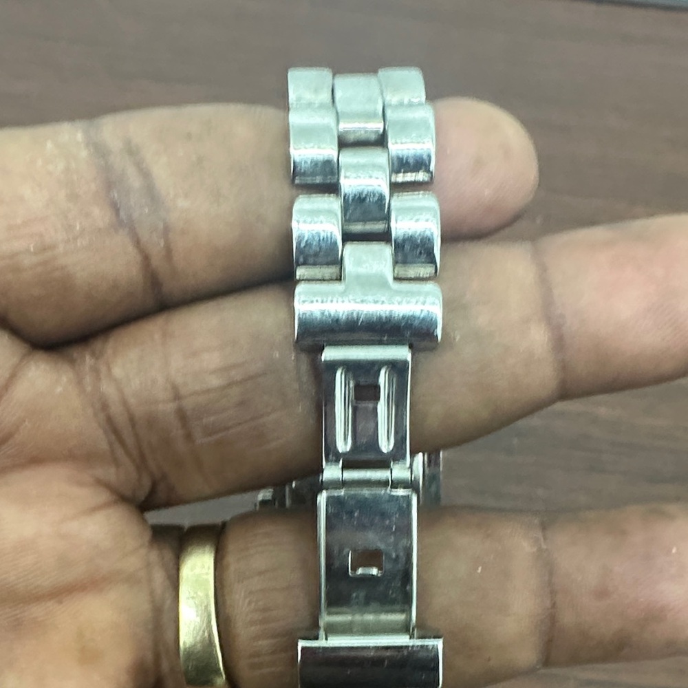 Gucci Women’s Fashion Designer Black and Silver Timepiece Casual Formal Wear. - Picture 3 of 6